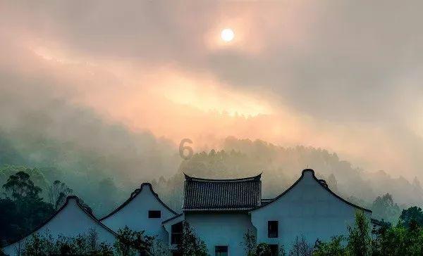 救援矮小的女孩